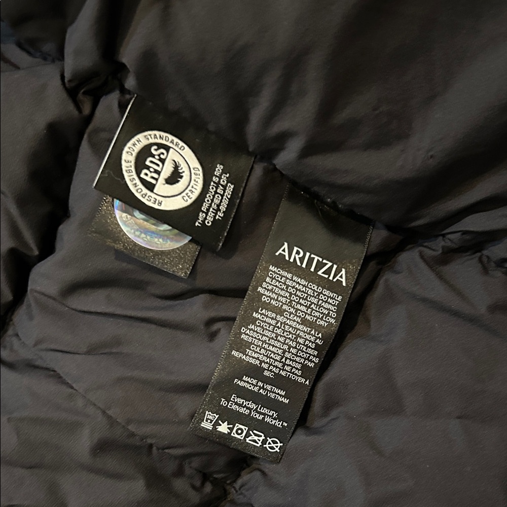 Aritzia super puff jacket shorty in black - Picture 5 of 8